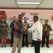 Direktur Utama PT Semen Baturaja (Persero) Tbk Saat Menerima BUMN Performance Excellence Award 2017
